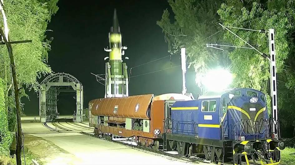 Ҳиндистон 2000 км масофали ракетани темир йўл қурилмасидан учирди (видео)