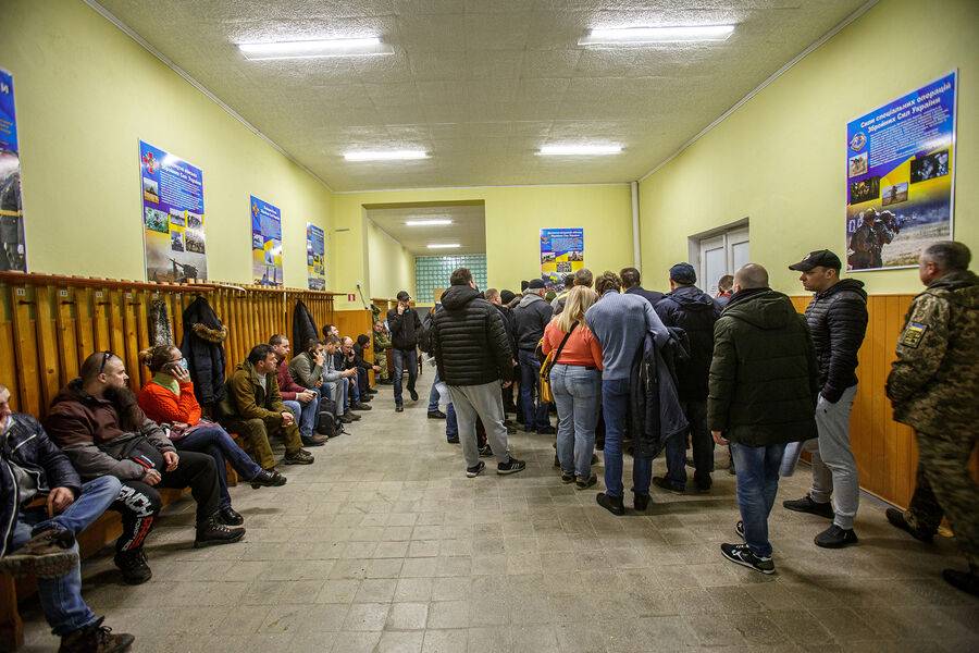Украинада ҳарбий хизматга чақирув иловасида рўйхатдан ўтмаган фуқаролар жаримага тортилади