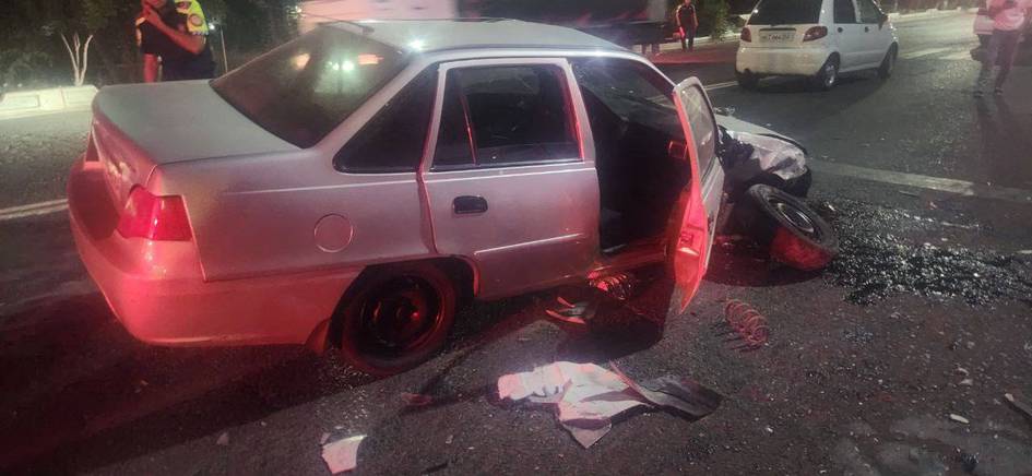 Andijonda mast Nexia haydovchisi 2 ta mashina bilan toʻqnashdi