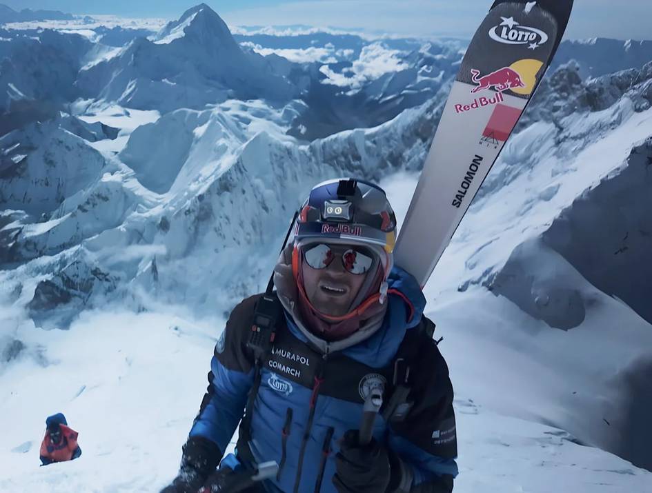 Tarixda ilk bor: alpinist Everestdan kislorod ballonisiz chang‘ida pastga tushdi (video)
