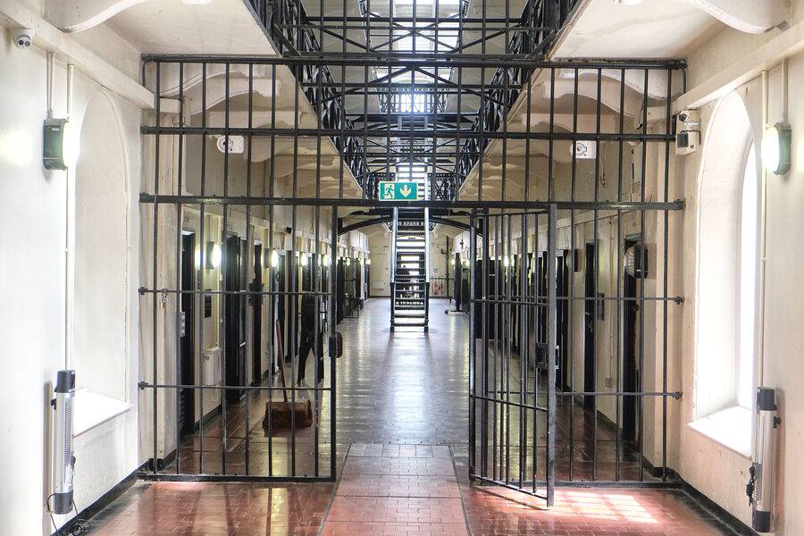 Британия қамоқхоналари бир йил ичида рекорд миқдордаги маҳбусларни адашиб озодликка чиқарди