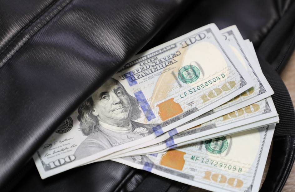 O‘zbekistonda dollar uch kunlik pastlashdan keyin ko‘tarildi