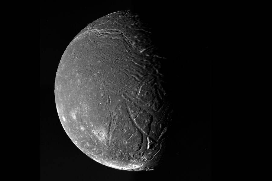 Uran yo‘ldoshida suyuq suv izlari aniqlandi