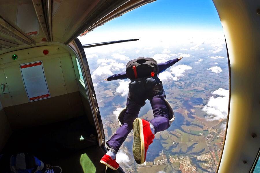 Britaniyalik ekstremal 3 km balandlikdan parashyutsiz qulab tushdi va tirik qoldi