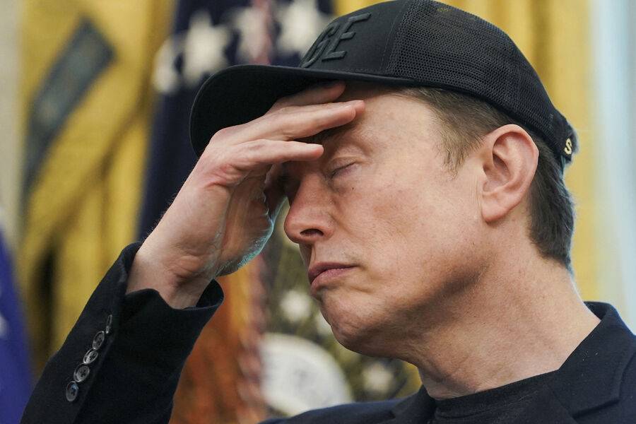 Илон Маск X муҳандисини обуначилари унинг постларига қизиқиш пасайгани ҳақидаги фикри учун ишдан бўшатди