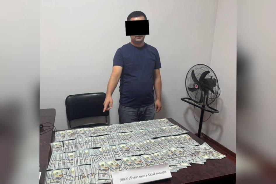 В Фергане при получении 30 тысяч долларов задержан сотрудник налогового управления