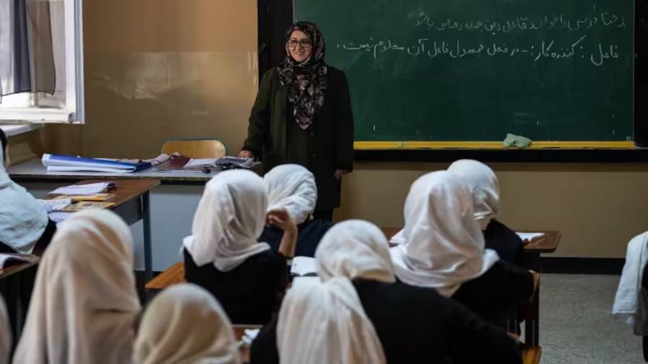 “Tolibon” savodxonlikdan dars bergan 90 nafar ayol ustozni ishdan bo‘shatdi — manba