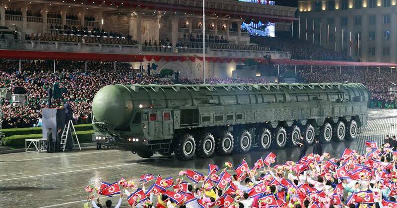Shimoliy Koreya qit’alararo yangi ballistik raketa – “Xvason-20”ni namoyish qildi