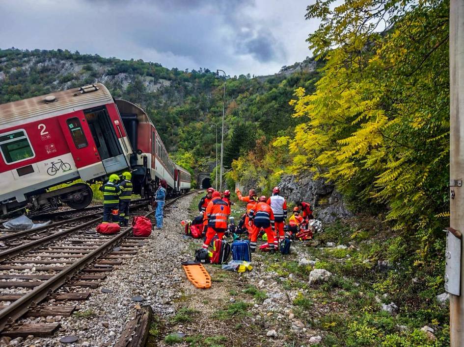 Slovakiyada ikkita poyezd to‘qnashib ketdi  (video)