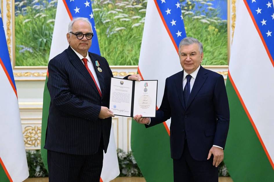 Shavkat Mirziyoyev “Birlashgan kurash dunyosi” rahbariga “Doʻstlik” ordenini topshirdi