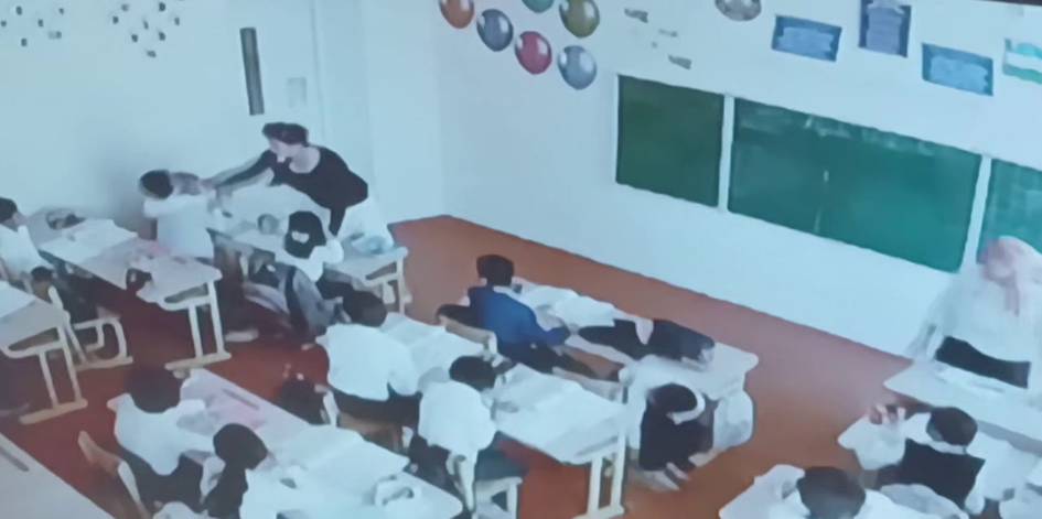Самарқандда мактаб котибаси 3-синф ўқувчисини синфдошлари олдида калтаклади (видео)
