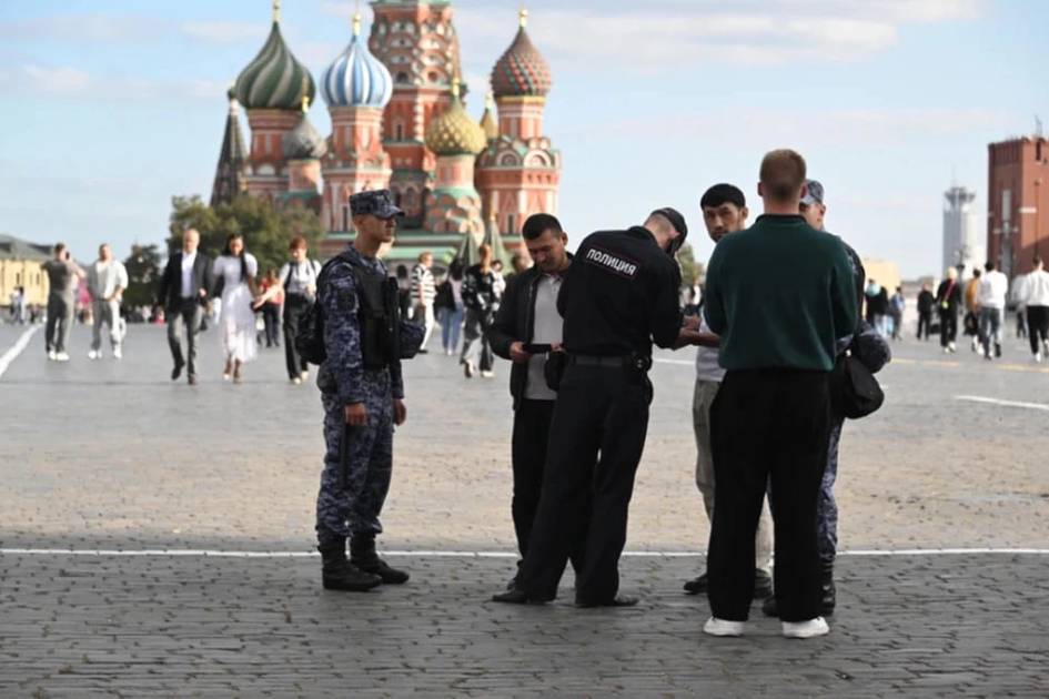 Rossiyada migrant oilalar soni cheklanadi: Putin yangi migratsiya siyosatini tasdiqladi