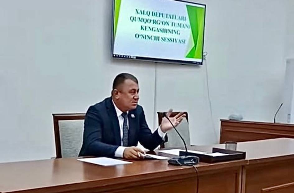 “Nimaga endi biz gaz-gaz deb qoldik?”. Qumqoʻrgʻon hokimi odamlar tezak tayyorlamay qoʻygani uchun koyidi