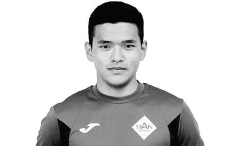 Qozog‘istonlik 19 yoshli futbolchi o‘yin vaqtida vafot etdi (video)