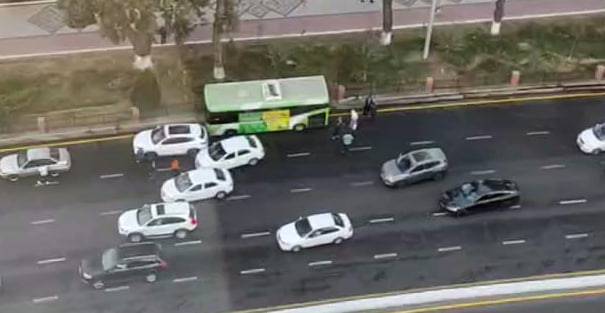 Тошкентда йўловчи автобуси Cobalt билан тўқнашди