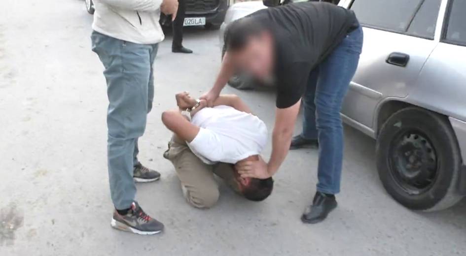 Jizzaxda tahdid bilan ichki ishlar xodimidan pul talab qilganlar ushlandi