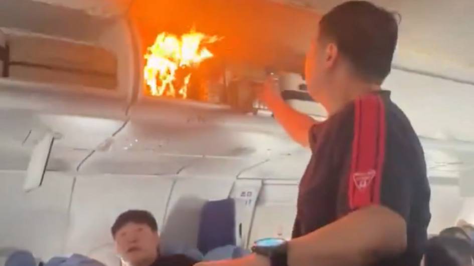 Хитойда самолёт бортида ёнғин келиб чиқди (видео)