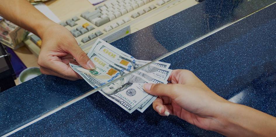 Aholi banklarga katta miqdorda dollar sotayotgani maʼlum boʻldi