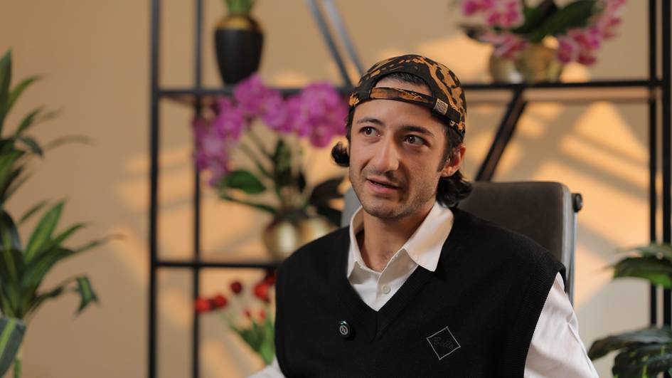 “Zararli odatlarni tark etganimdan so‘ng ijodimga baraka kirdi” — “o‘zbekka o‘xshamaydigan” Murod Nasimov bilan suhbat (video)