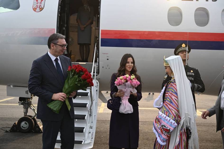 Президент Сербии вместе с супругой прибыл в Узбекистан (фото)