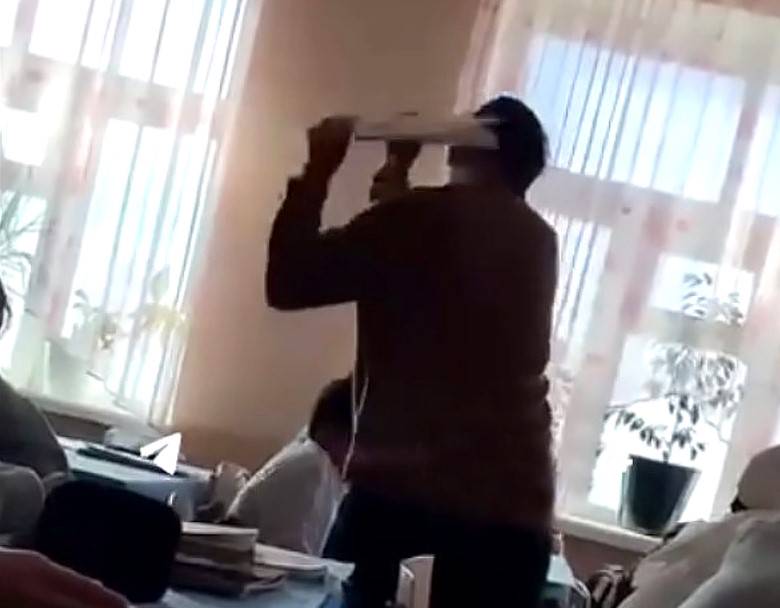 Toshkent viloyatida o‘quvchilarni kitob bilan urgan o‘qituvchi ishdan olindi