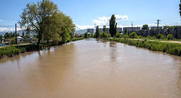Бухорода ўзи ва икки фарзандини каналга ташлаган аёлга суд ҳукми ўқилди