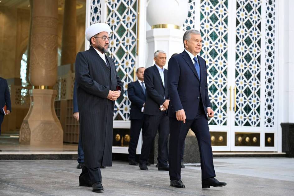 Shavkat Mirziyoyev Imom Buxoriy maqbarasini ziyorat qildi