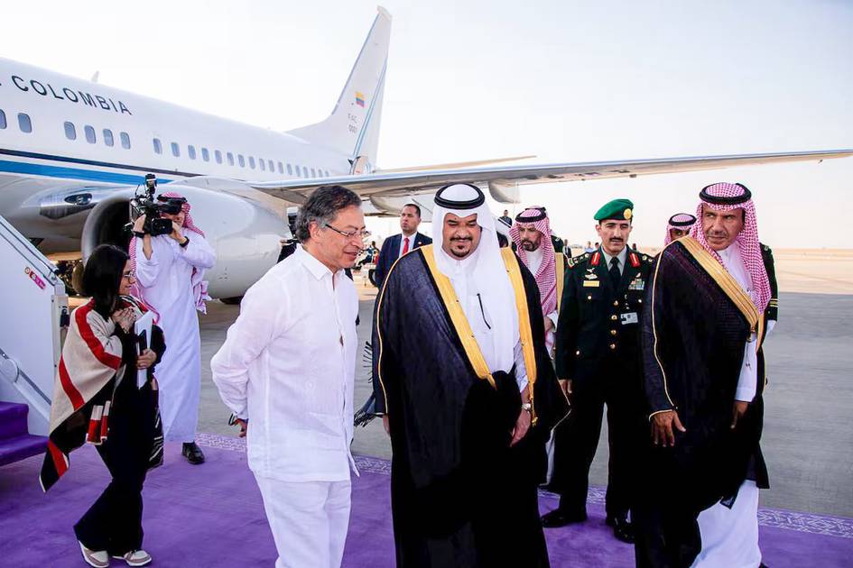 Колумбия президенти самолётига АҚШ санкциялари сабаб ёнилғи қуйилмади