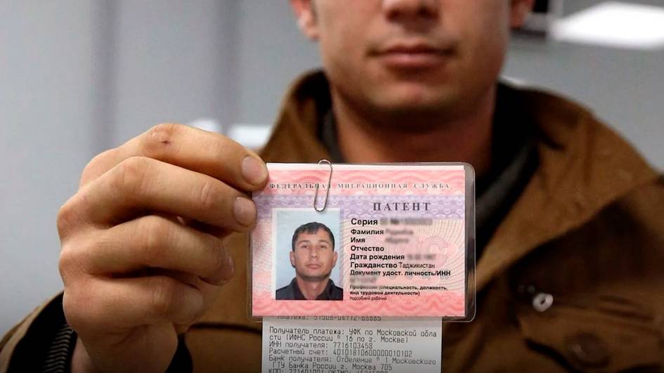 Россиянинг айрим ҳудудларида мигрантлар учун патент нархи ошади