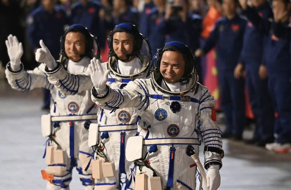 Xitoy yosh astronavt va 4 ta qora sichqonni kosmosga yubordi