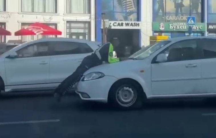 Toshkentda haydovchi YPX xodimini mashina kapotida sudrab ketdi (video)