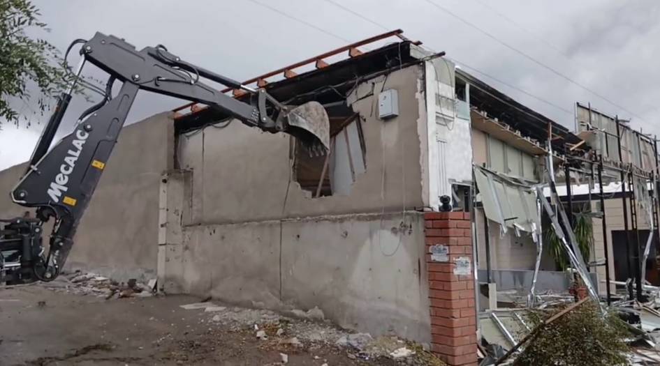 В Ташкенте снесли незаконно построенную гостиницу (видео)