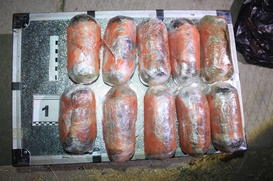 Toshkent viloyatida narkokuryerlar qoldirib ketgan qariyb 5 kg narkotik topildi