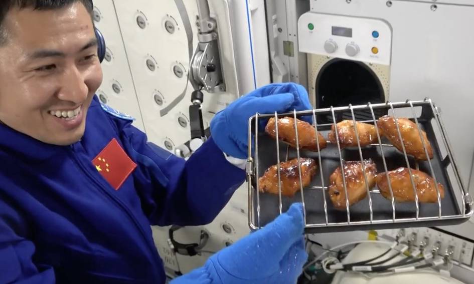 Xitoy astronavtlari kosmosda barbekyu pishirdi (video)