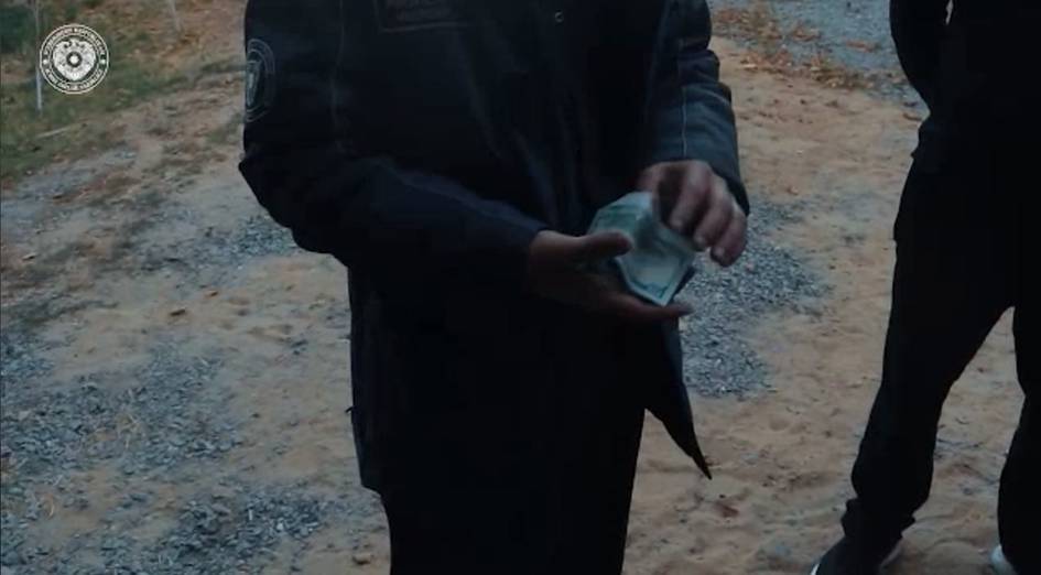 Хоразмда ҳужжатларни сохталаштириш учун 1000 доллар пора талаб қилган ИИО ходими ушланди