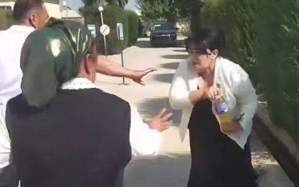 Surxondaryoda 15 yil direktorlik qilgan ayol ishdan olingach, maktabda o‘zini yoqib yubormoqchi bo‘ldi (video)
