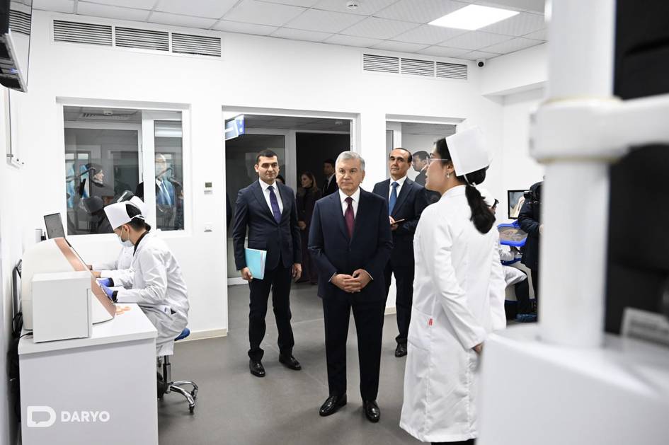 Шавкат Мирзиёев Тошкент давлат тиббиёт университетига ташриф буюриб, соҳага оид тақдимотлар билан танишди