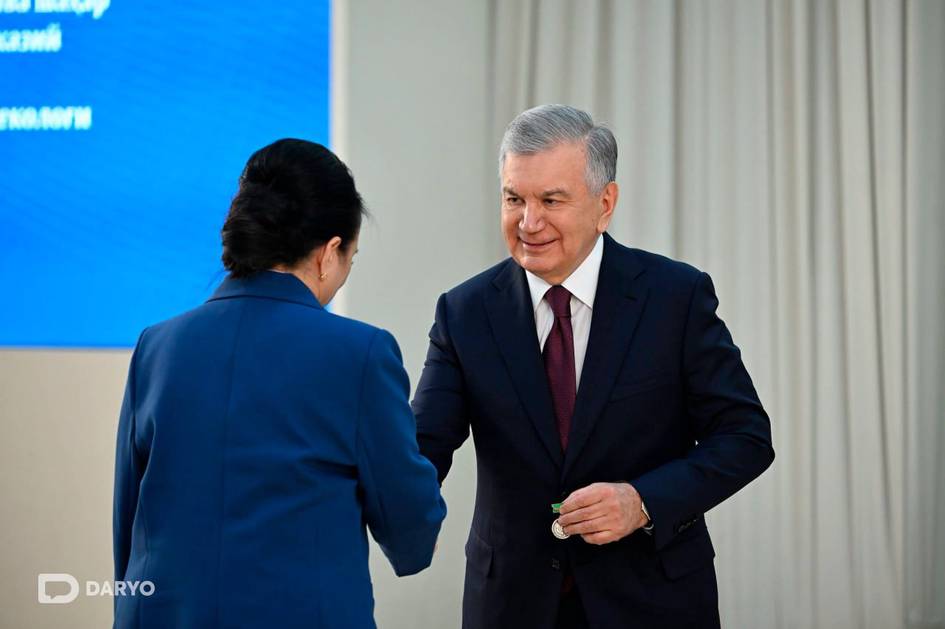 Shavkat Mirziyoyev mukofotlangan tibbiyot xodimlariga unvon, orden va medallarini topshirdi