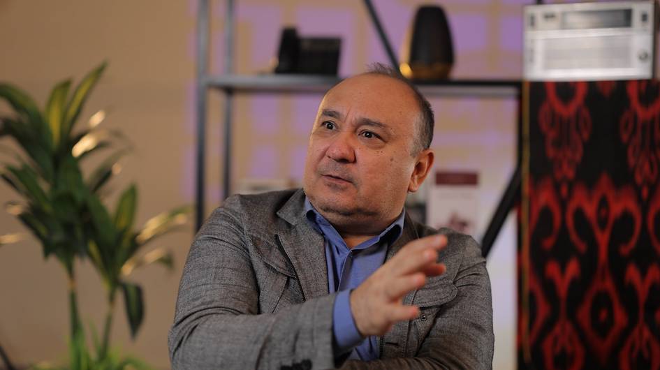 “Актёр бўлишимни мендан кўра кўпроқ онам хоҳлаган”. “Келинлар қўзғолони”даги Аббос— Муҳаммаджон Раҳимов болаликдаги омадини ушлаб қололмагани ҳақида