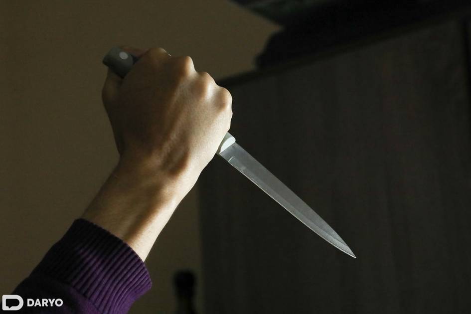 Toshkent viloyatida xiyonat sabab xotinini pichoqlab oʻldirgan erkak 10 yilga qamaldi