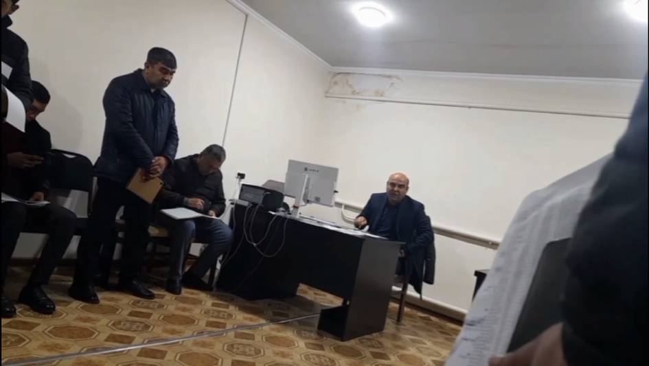“Oʻynashingga ishonib, ersiz qolasan”. Sirdaryo tuman soliq inspeksiyasi rahbari xodimlarini haqoratladi