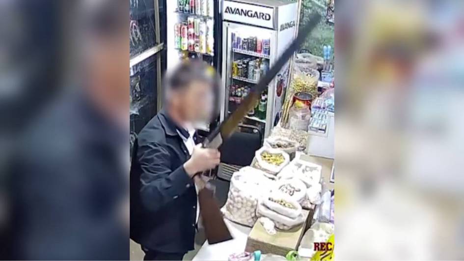 Қамчиқда милтиқ кўтарган эркак дўконга кириб, сотувчи аёлни жароҳатлади