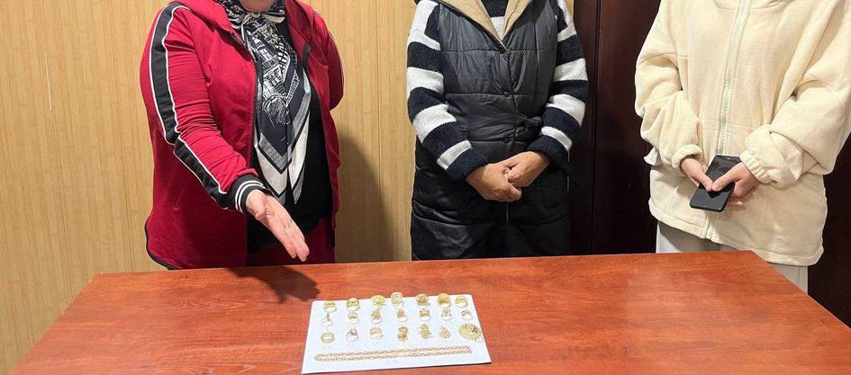 Andijonda 200 mln so‘mlik taqinchoqlarni ichki a’zolariga yashirib olib kirmoqchi bo‘lgan uch ayol qo‘lga tushdi