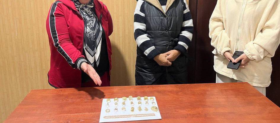 В Андижане задержаны трое женщин, пытавшиеся провезти ювелирные украшения внутри себя