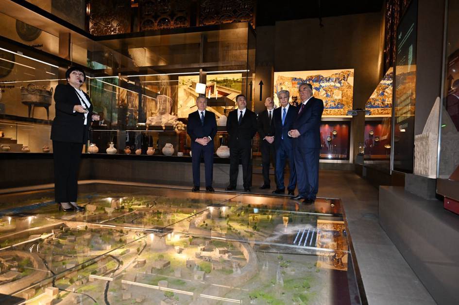 Лидеры стран Центральной Азии и Азербайджана посетили Центр исламской цивилизации (фото)