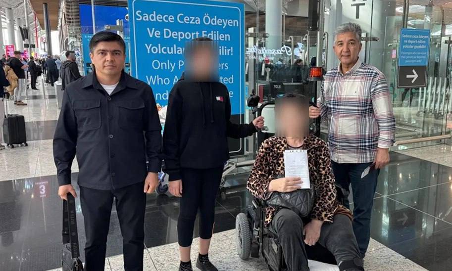 Истанбулда оғир касалликка чалинган ўзбекистонлик аёл қизи билан ватанга қайтарилди