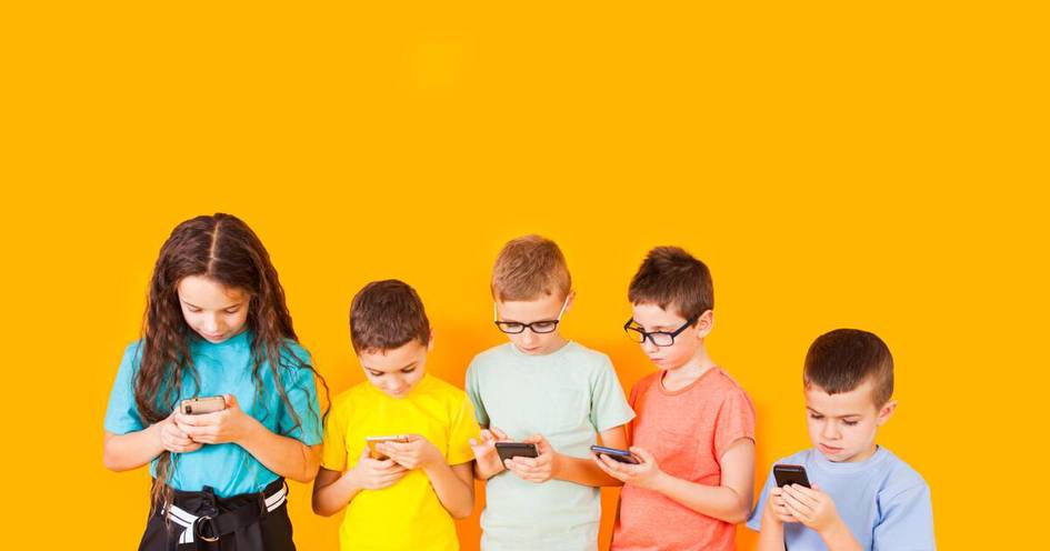 Фарзандингиз гаджетларга қарам бўлса, қандай йўл тутиш керак? Психологдан 5 та маслаҳат