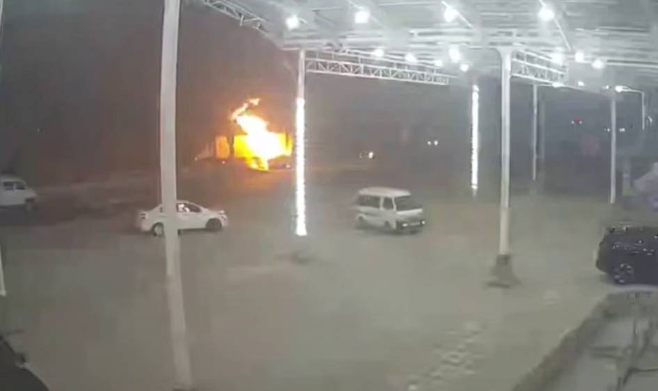 Жиззахда юк машинасига урилган Lacetti одамлари билан ёниб кетди (видео)