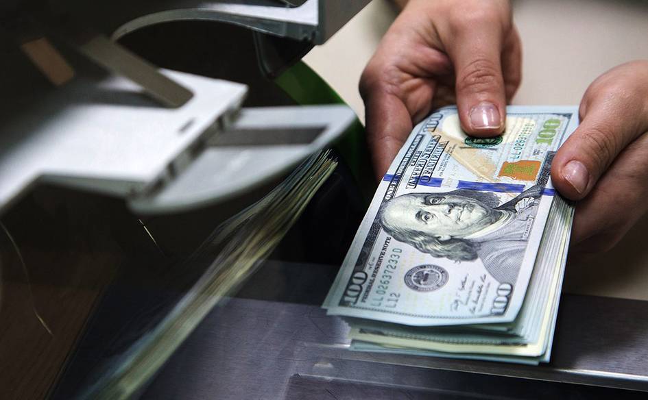 Oʻzbekiston aholisi banklarga rekord darajada koʻp dollar sotdi