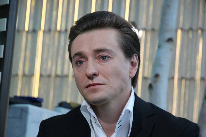 “Бу провокация”. Сергей Безруков ўзбекистонлик мухлисининг русча талаффузини тақлид қилганига изоҳ берди (видео)